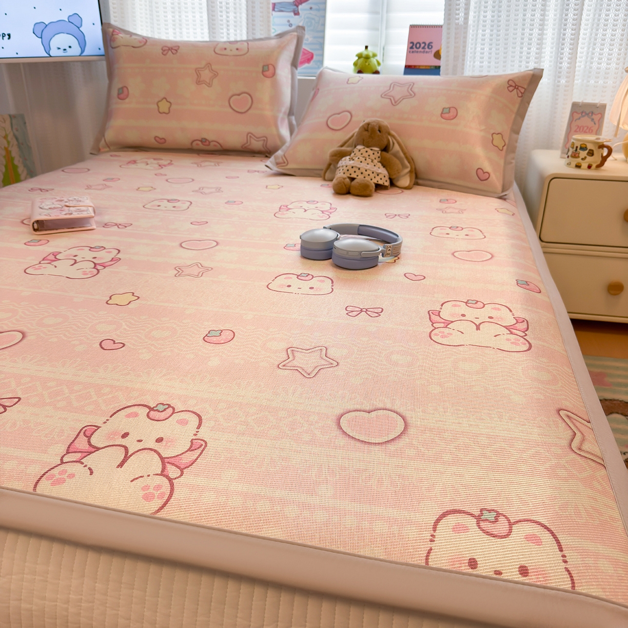 91家纺网 家纺一手货源 找家纺 懒猫家纺 2026新款250D数码印花宽边圆网冰丝凉席 桃心小熊