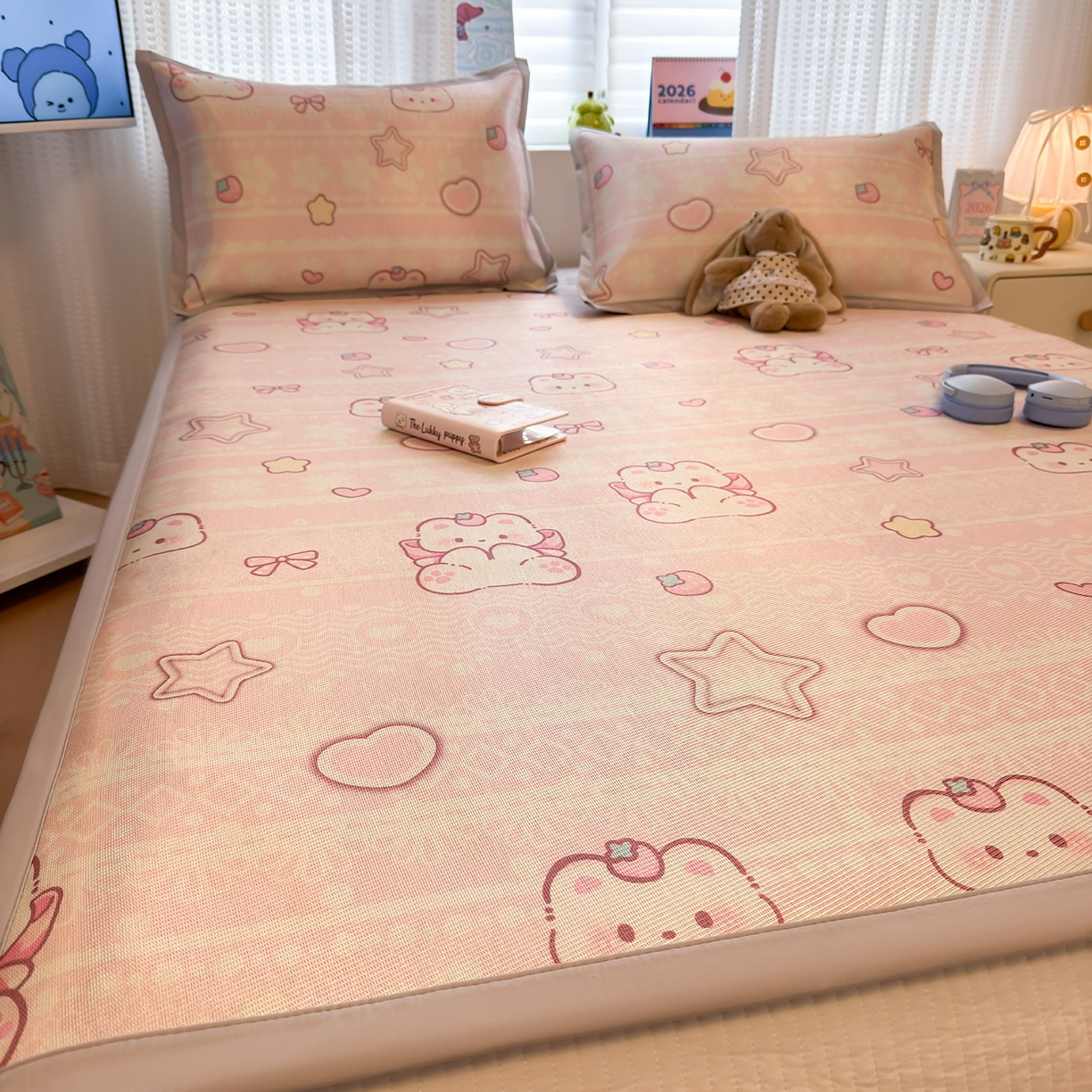 91家纺网 家纺一手货源 找家纺 懒猫家纺 2026新款250D数码印花宽边圆网冰丝凉席 桃心小熊