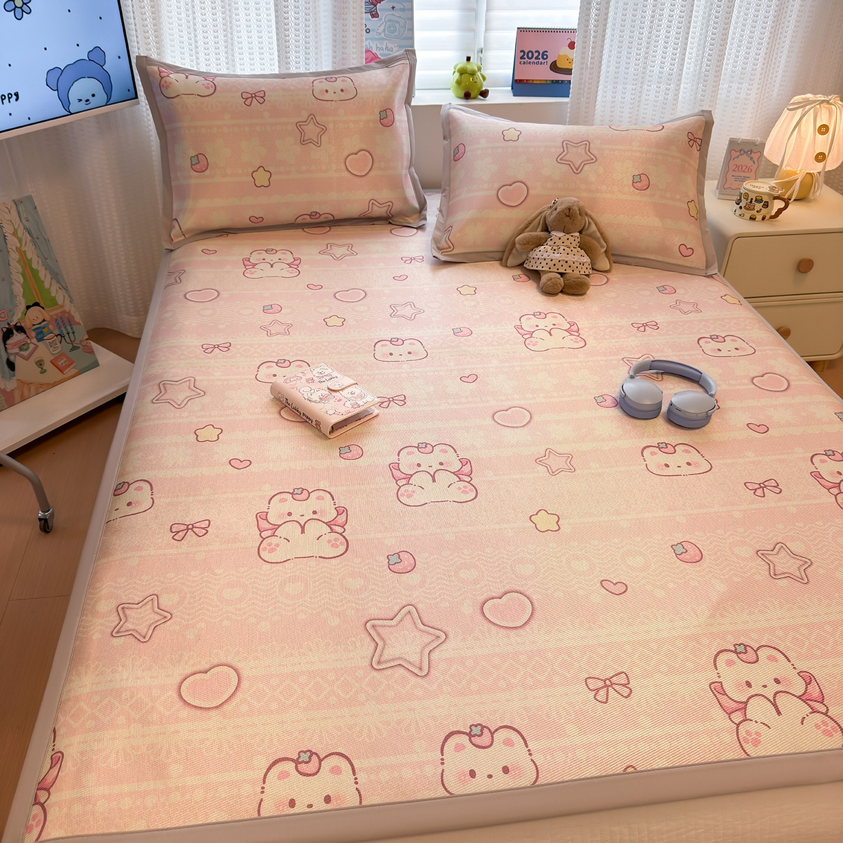 91家纺网 家纺一手货源 找家纺 懒猫家纺 2026新款250D数码印花宽边圆网冰丝凉席 桃心小熊