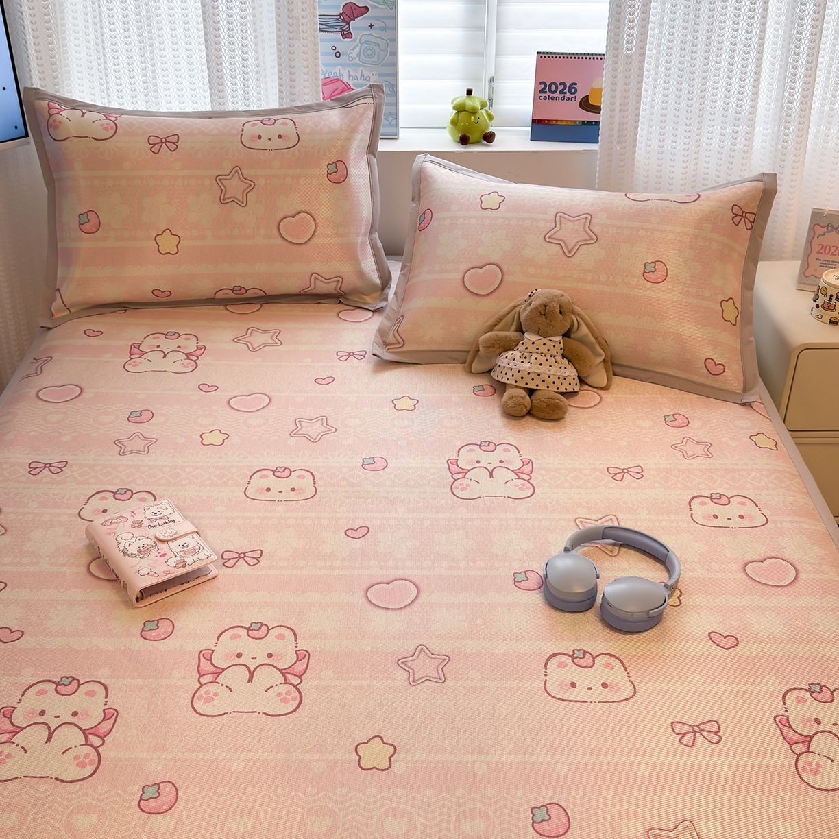 91家纺网 家纺一手货源 找家纺 懒猫家纺 2026新款250D数码印花宽边圆网冰丝凉席 桃心小熊