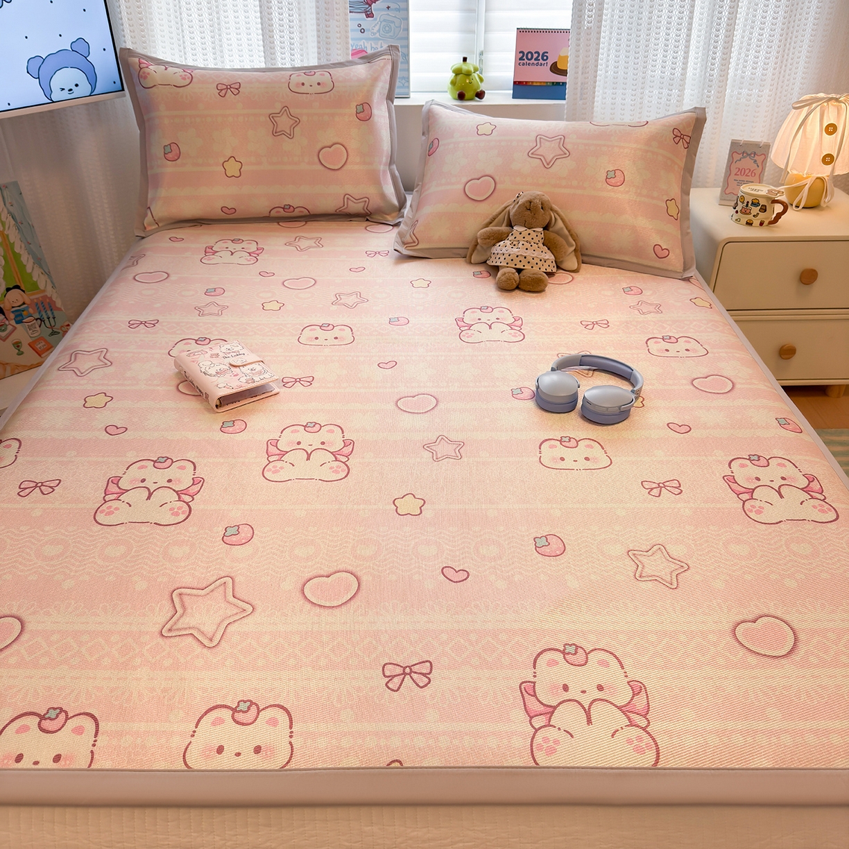 91家纺网 家纺一手货源 找家纺 懒猫家纺 2026新款250D数码印花宽边圆网冰丝凉席 桃心小熊