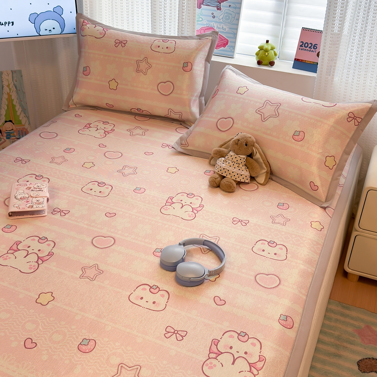 91家纺网 家纺一手货源 找家纺 懒猫家纺 2026新款250D数码印花宽边圆网冰丝凉席 桃心小熊