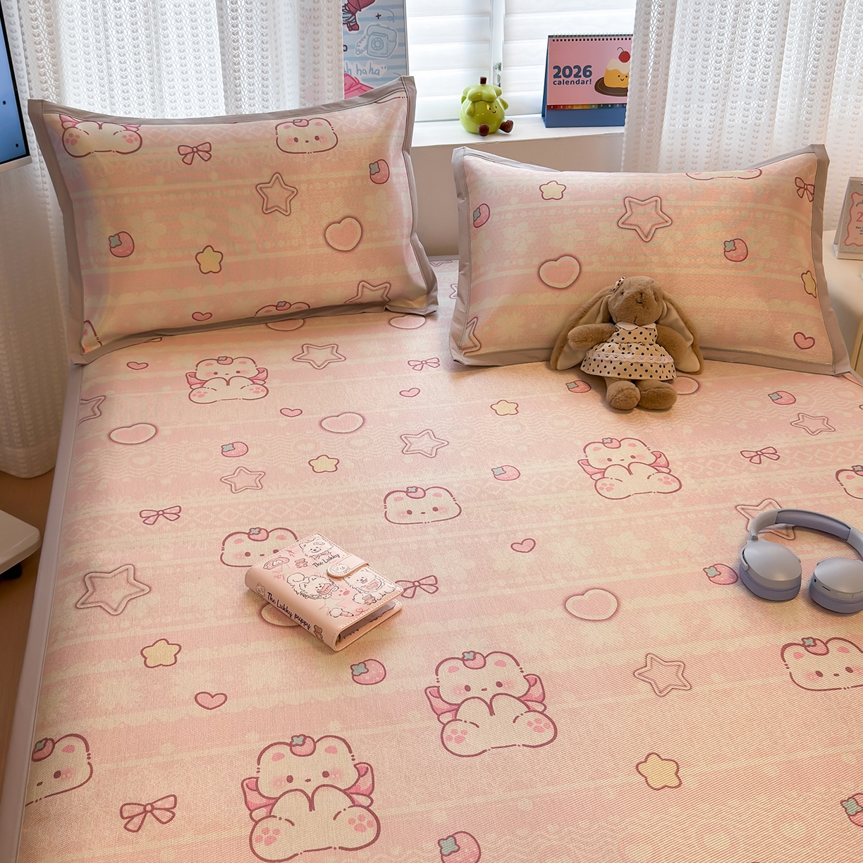 91家纺网 家纺一手货源 找家纺 懒猫家纺 2026新款250D数码印花宽边圆网冰丝凉席 桃心小熊