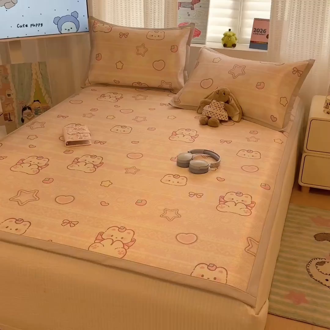 91家纺网 家纺一手货源 找家纺 懒猫家纺 2026新款250D数码印花宽边圆网冰丝凉席 桃心小熊