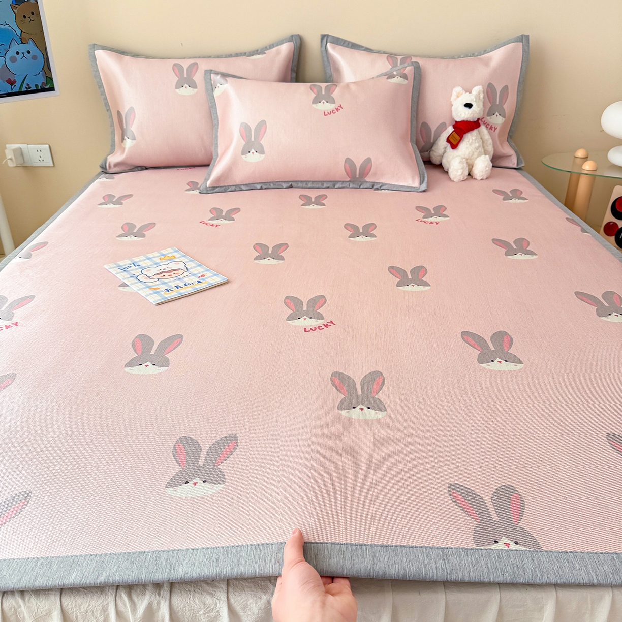 91家纺网 家纺一手货源 找家纺 懒猫家纺 2026新款250D数码印花宽边圆网冰丝凉席 小兔子