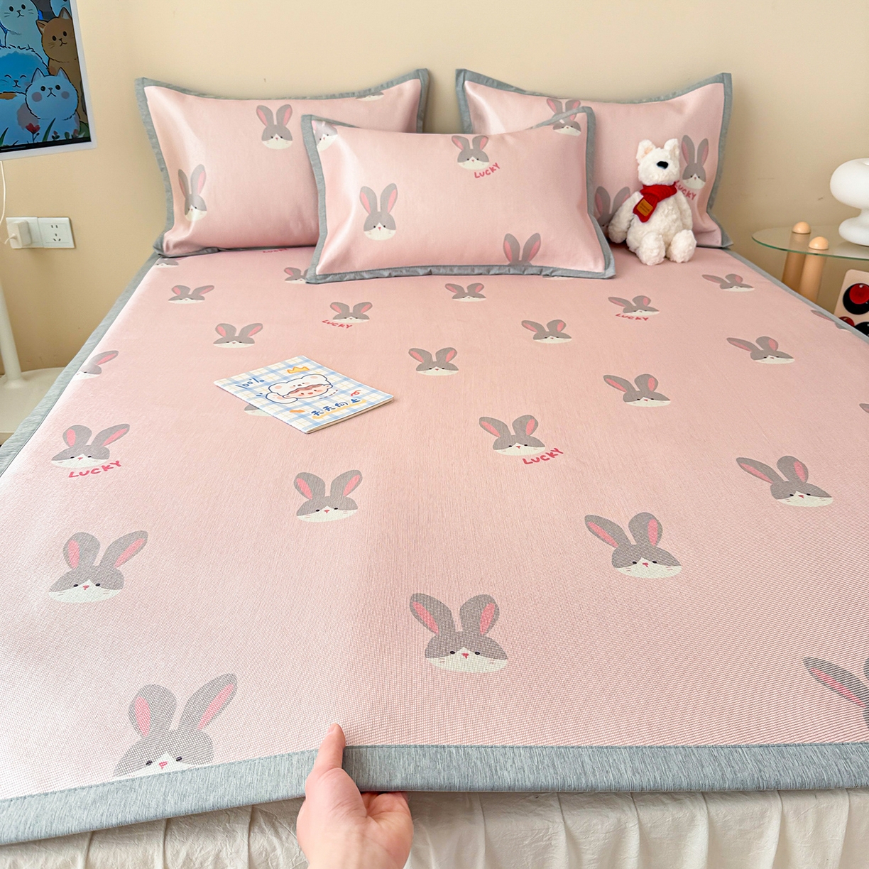 91家纺网 家纺一手货源 找家纺 懒猫家纺 2026新款250D数码印花宽边圆网冰丝凉席 小兔子