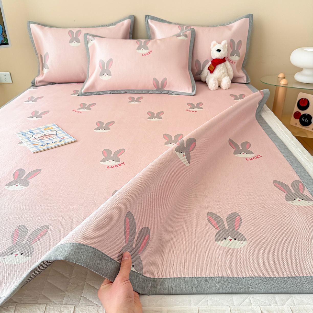 91家纺网 家纺一手货源 找家纺 懒猫家纺 2026新款250D数码印花宽边圆网冰丝凉席 小兔子