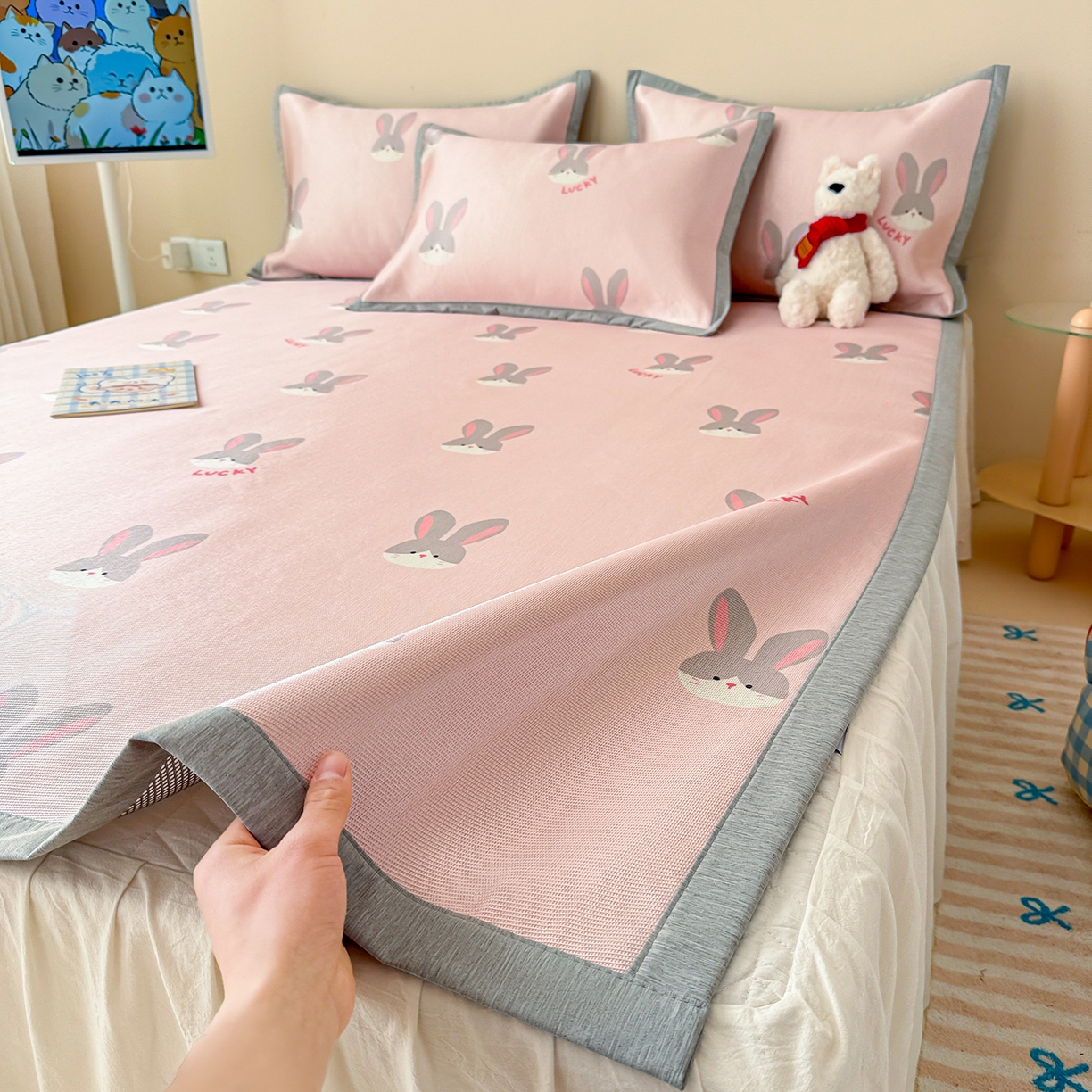 91家纺网 家纺一手货源 找家纺 懒猫家纺 2026新款250D数码印花宽边圆网冰丝凉席 小兔子