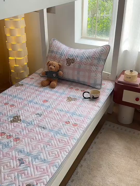 91家纺网 家纺一手货源 找家纺 舒居家纺 2026新款学生床全棉软床垫床盖 生日熊