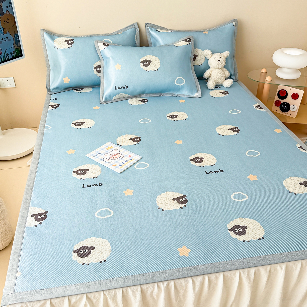 91家纺网 家纺一手货源 找家纺 懒猫家纺 2026新款250D数码印花宽边圆网冰丝凉席 小羊咩咩