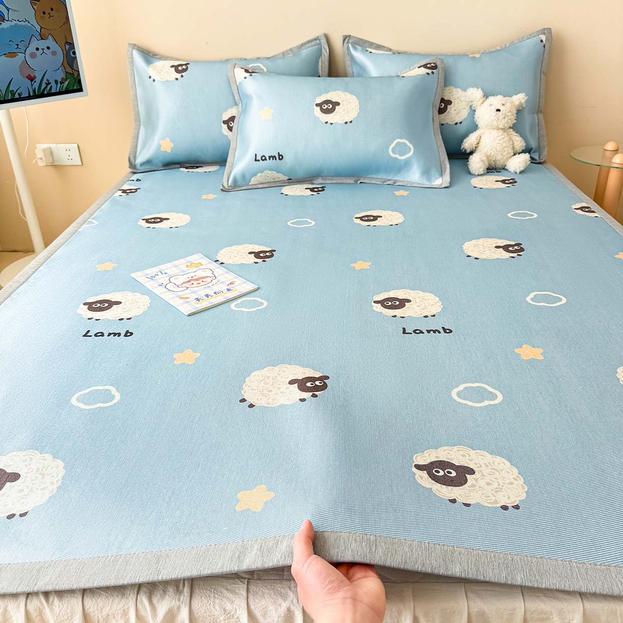 91家纺网 家纺一手货源 找家纺 懒猫家纺 2026新款250D数码印花宽边圆网冰丝凉席 小羊咩咩