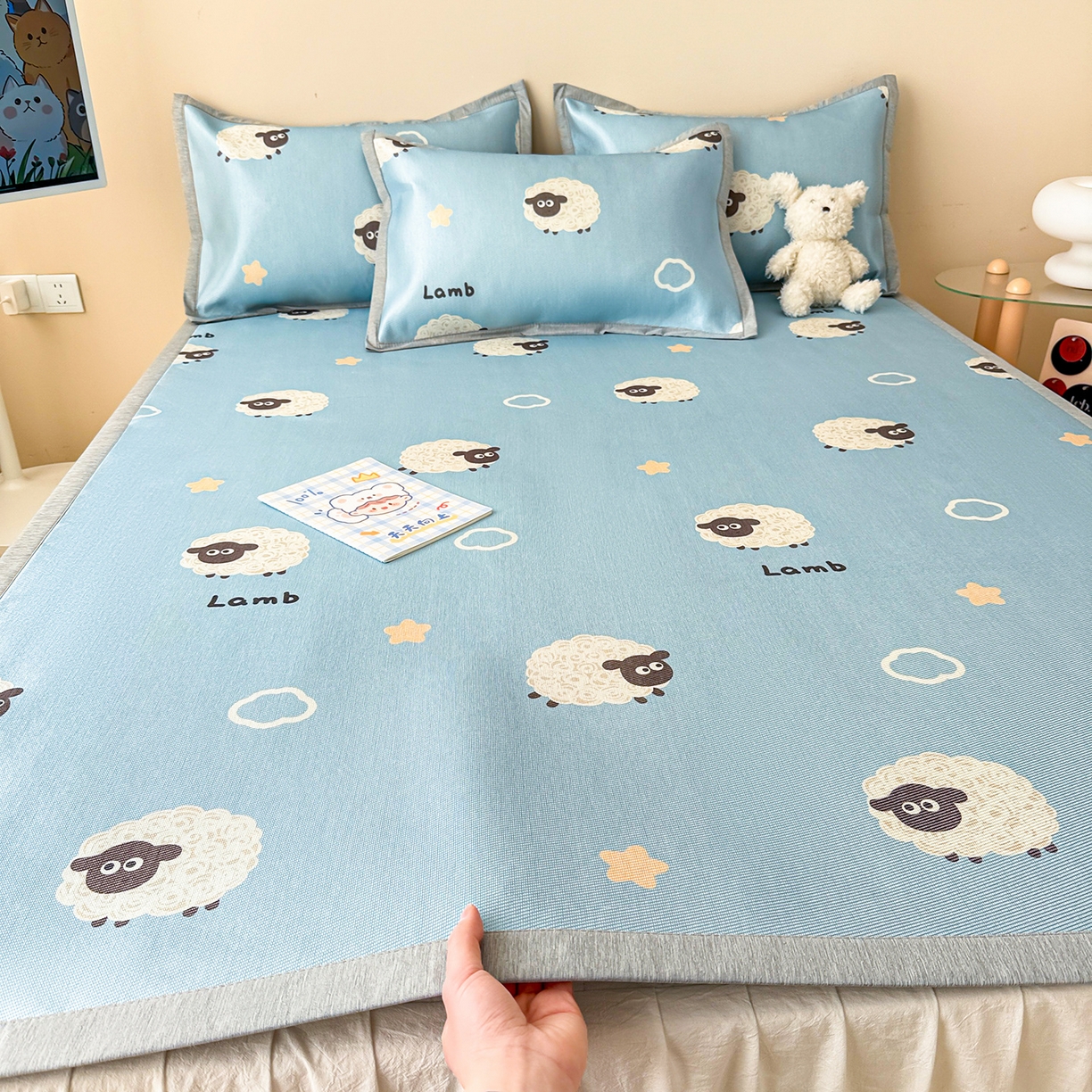 91家纺网 家纺一手货源 找家纺 懒猫家纺 2026新款250D数码印花宽边圆网冰丝凉席 小羊咩咩