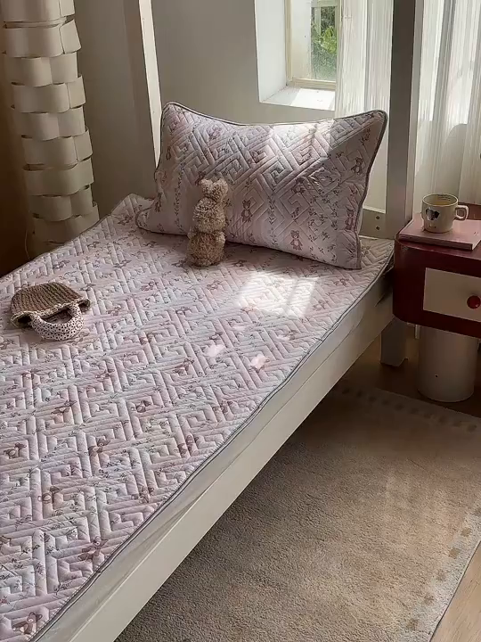 91家纺网 家纺一手货源 找家纺 舒居家纺 2026新款学生床全棉软床垫床盖 唐顿庄园