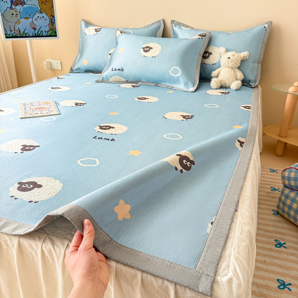 91家纺网 家纺一手货源 找家纺 懒猫家纺 2026新款250D数码印花宽边圆网冰丝凉席 小羊咩咩