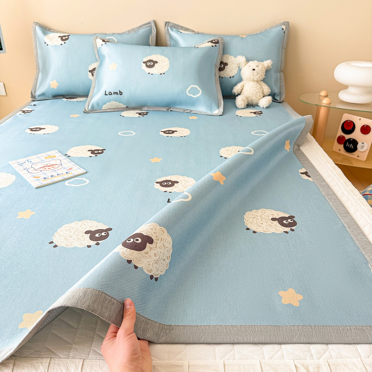 91家纺网 家纺一手货源 找家纺 懒猫家纺 2026新款250D数码印花宽边圆网冰丝凉席 小羊咩咩