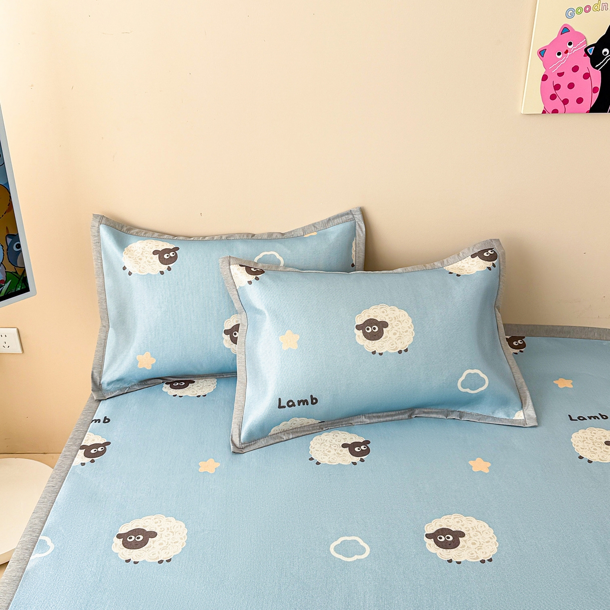 91家纺网 家纺一手货源 找家纺 懒猫家纺 2026新款250D数码印花宽边圆网冰丝凉席 小羊咩咩