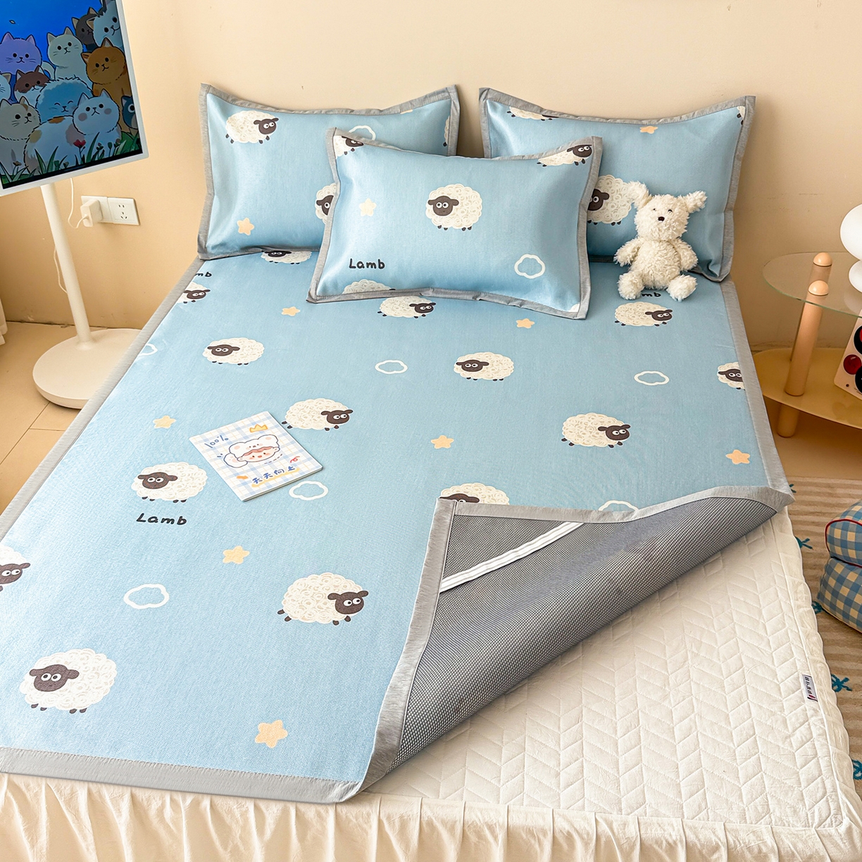 91家纺网 家纺一手货源 找家纺 懒猫家纺 2026新款250D数码印花宽边圆网冰丝凉席 小羊咩咩