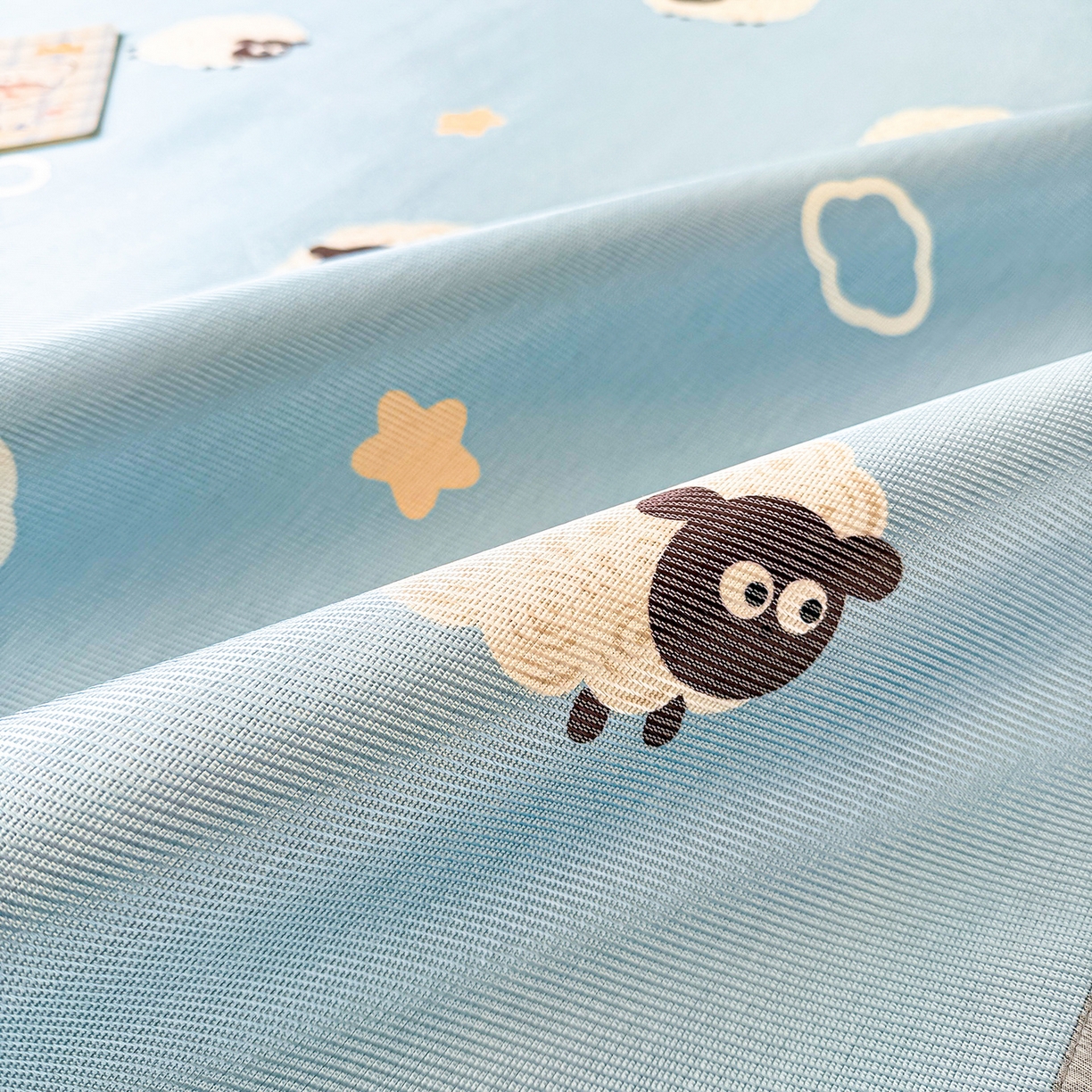 91家纺网 家纺一手货源 找家纺 懒猫家纺 2026新款250D数码印花宽边圆网冰丝凉席 小羊咩咩