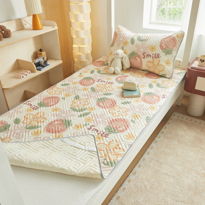 91家纺网 家纺一手货源 找家纺 舒居家纺 2026新款学生床全棉软床垫床盖 微笑草莓