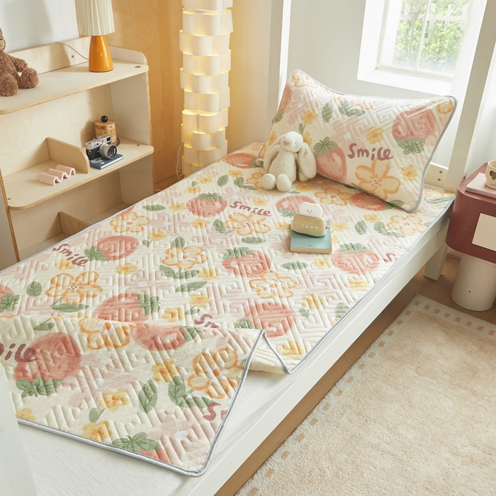 91家纺网 家纺一手货源 找家纺 舒居家纺 2026新款学生床全棉软床垫床盖 微笑草莓