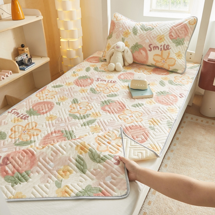 91家纺网 家纺一手货源 找家纺 舒居家纺 2026新款学生床全棉软床垫床盖 微笑草莓