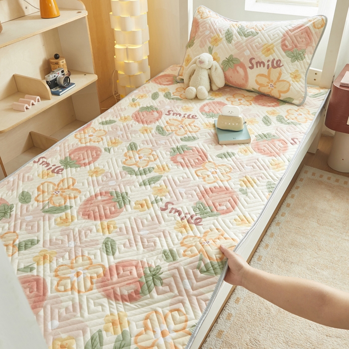 91家纺网 家纺一手货源 找家纺 舒居家纺 2026新款学生床全棉软床垫床盖 微笑草莓