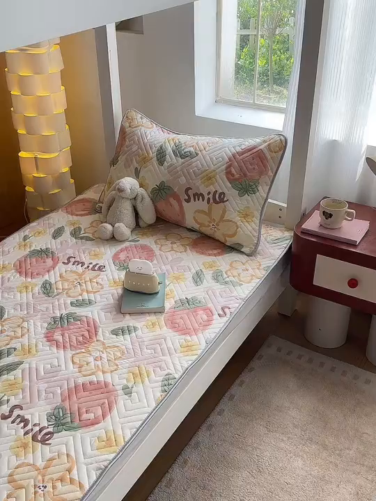 91家纺网 家纺一手货源 找家纺 舒居家纺 2026新款学生床全棉软床垫床盖 微笑草莓