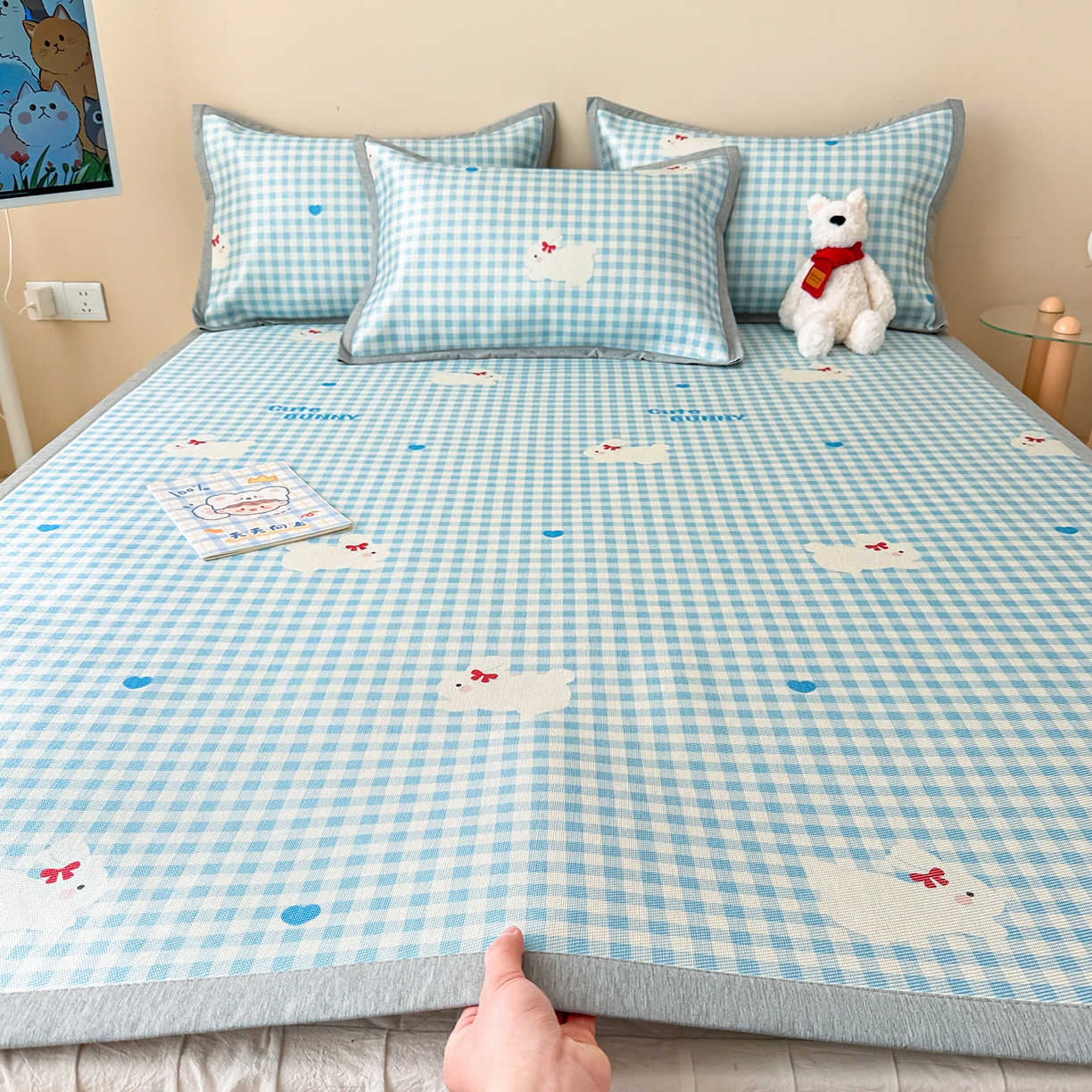 91家纺网 家纺一手货源 找家纺 懒猫家纺 2026新款250D数码印花宽边圆网冰丝凉席 心心小兔