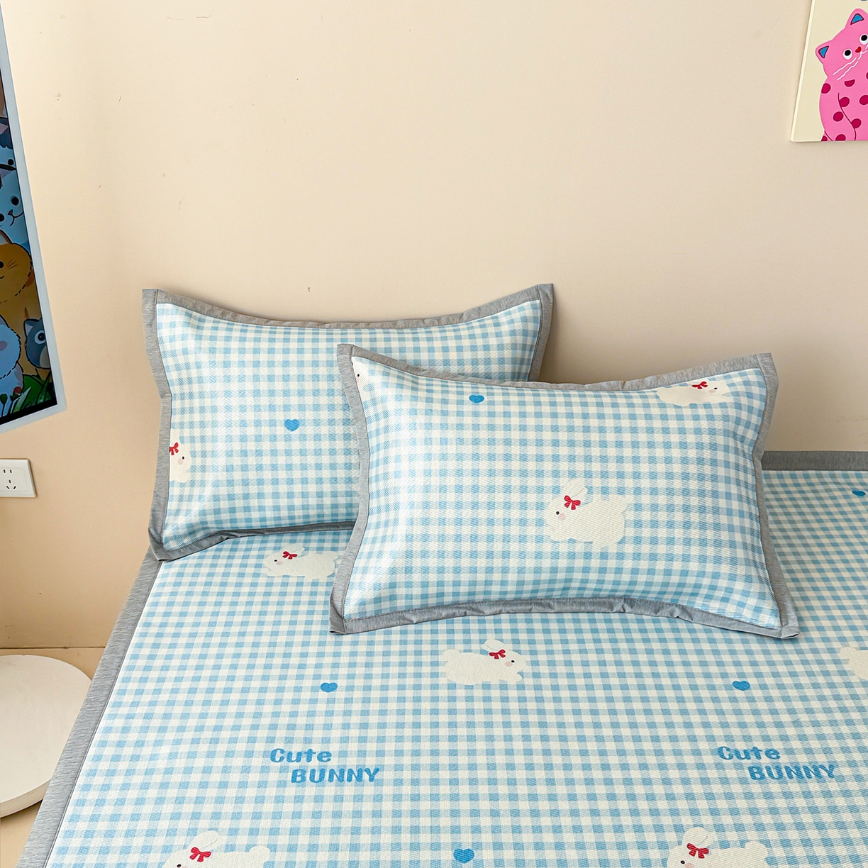 91家纺网 家纺一手货源 找家纺 懒猫家纺 2026新款250D数码印花宽边圆网冰丝凉席 心心小兔