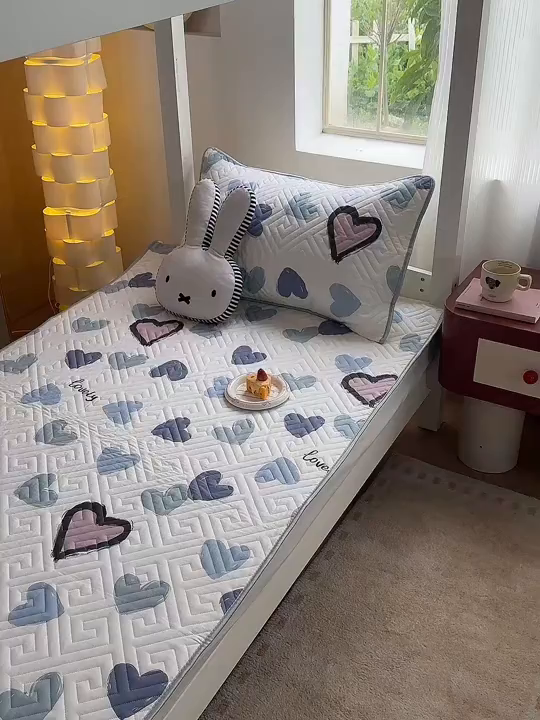 91家纺网 家纺一手货源 找家纺 舒居家纺 2026新款学生床全棉软床垫床盖 心心颜颜