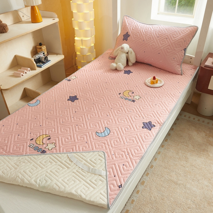 91家纺网 家纺一手货源 找家纺 舒居家纺 2026新款学生床全棉软床垫床盖 月之心