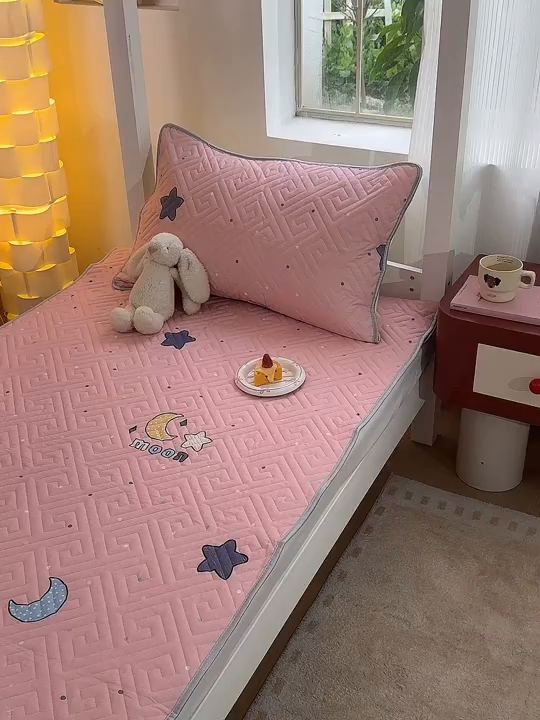 91家纺网 家纺一手货源 找家纺 舒居家纺 2026新款学生床全棉软床垫床盖 月之心