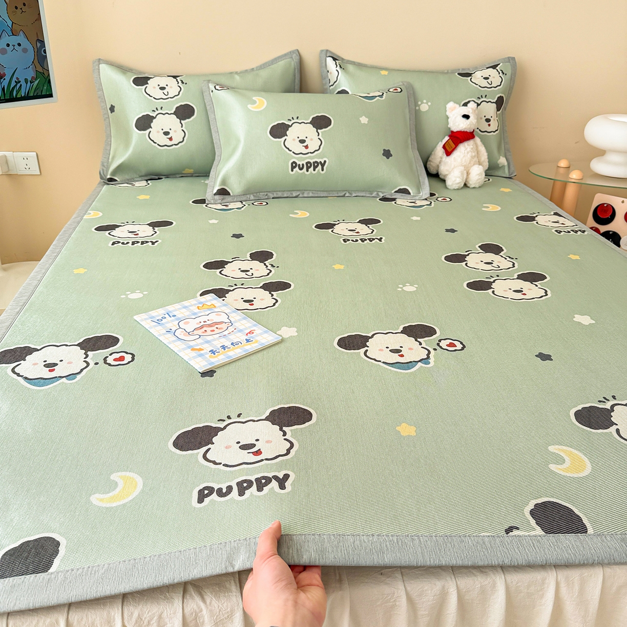 91家纺网 家纺一手货源 找家纺 懒猫家纺 2026新款250D数码印花宽边圆网冰丝凉席 星月小狗-绿