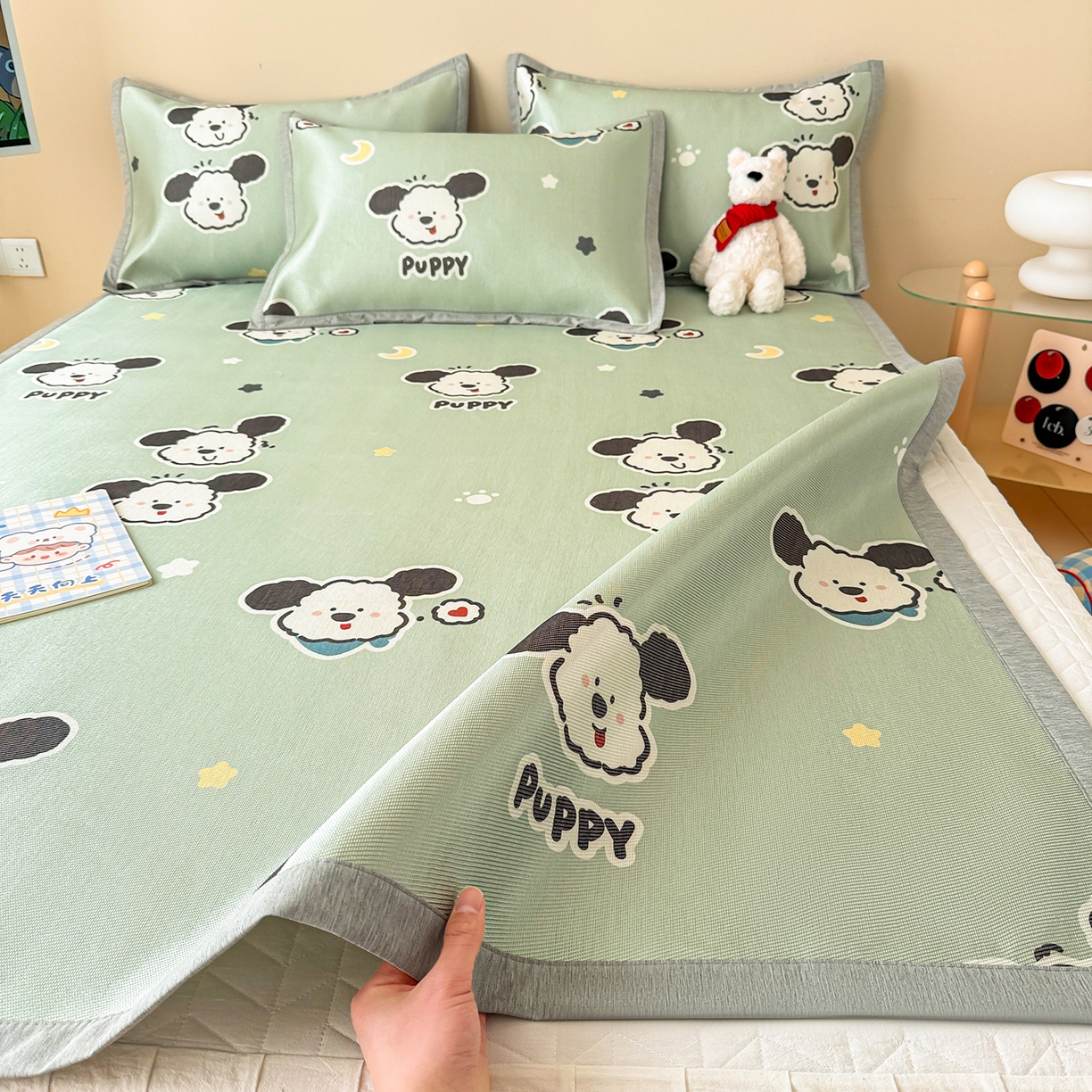 91家纺网 家纺一手货源 找家纺 懒猫家纺 2026新款250D数码印花宽边圆网冰丝凉席 星月小狗-绿