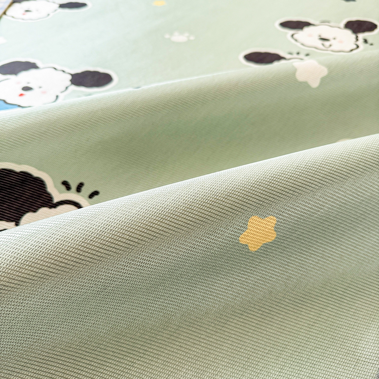 91家纺网 家纺一手货源 找家纺 懒猫家纺 2026新款250D数码印花宽边圆网冰丝凉席 星月小狗-绿