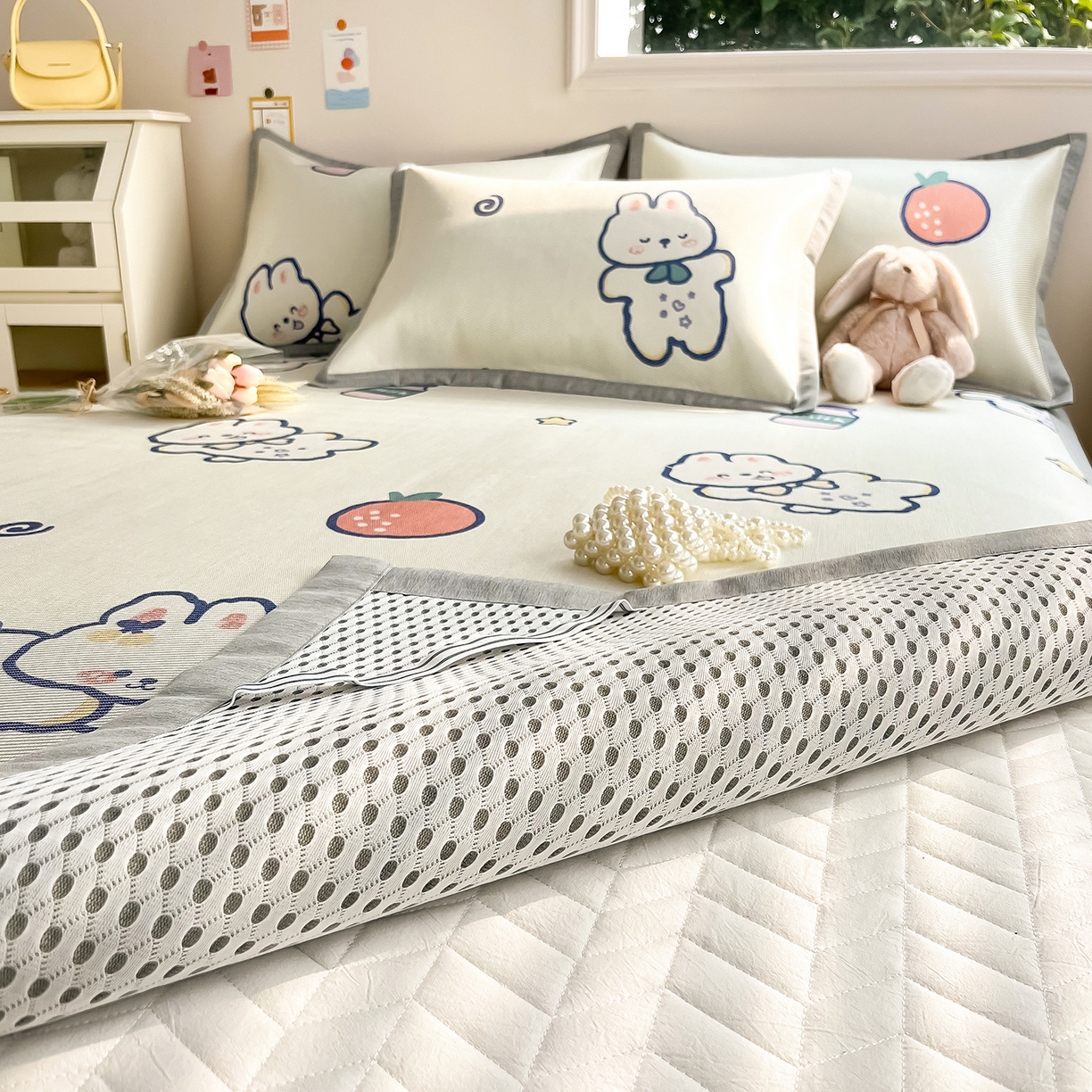 91家纺网 家纺一手货源 找家纺 懒猫家纺 2026新款250D数码印花宽边圆网冰丝凉席 元气兔