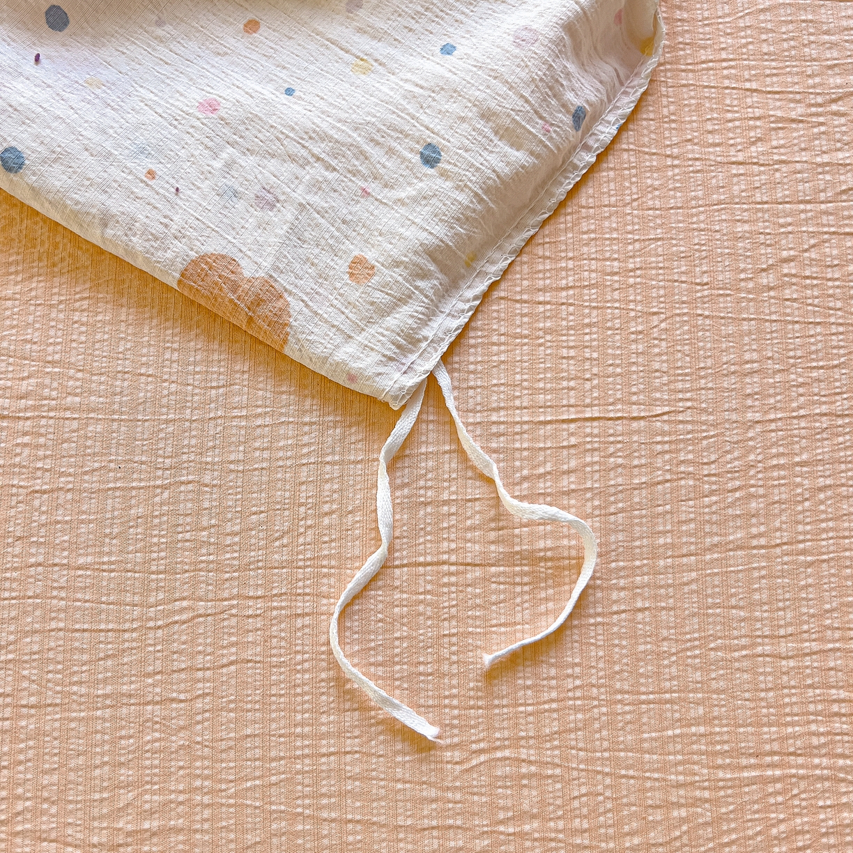 91家纺网 家纺一手货源 找家纺 找底底家纺 2026新款泡泡棉小清新双层纱床裙款四件套 波点爱心