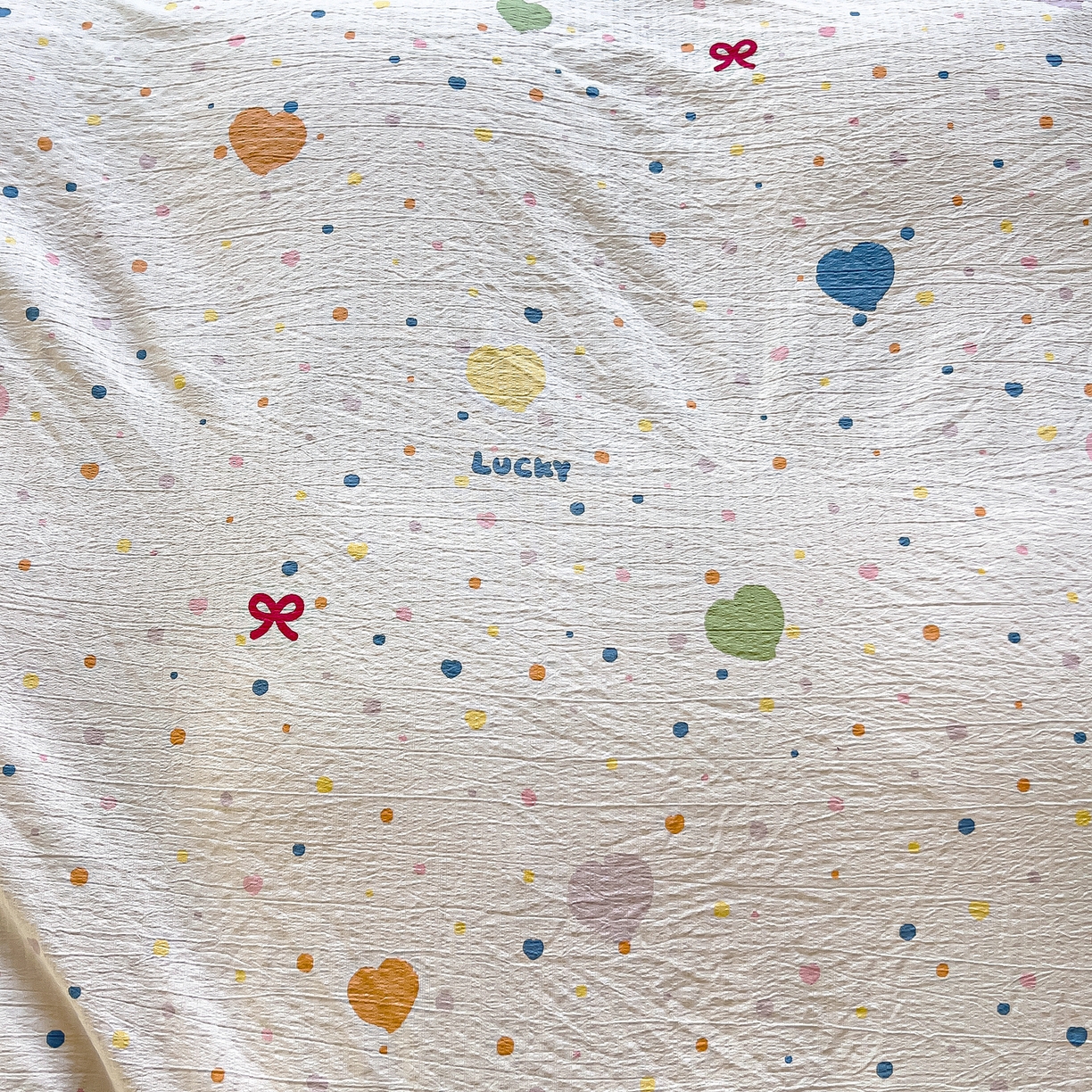 91家纺网 家纺一手货源 找家纺 找底底家纺 2026新款泡泡棉小清新双层纱床裙款四件套 波点爱心