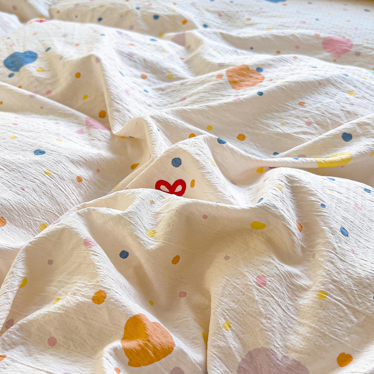 91家纺网 家纺一手货源 找家纺 找底底家纺 2026新款泡泡棉小清新双层纱床裙款四件套 波点爱心