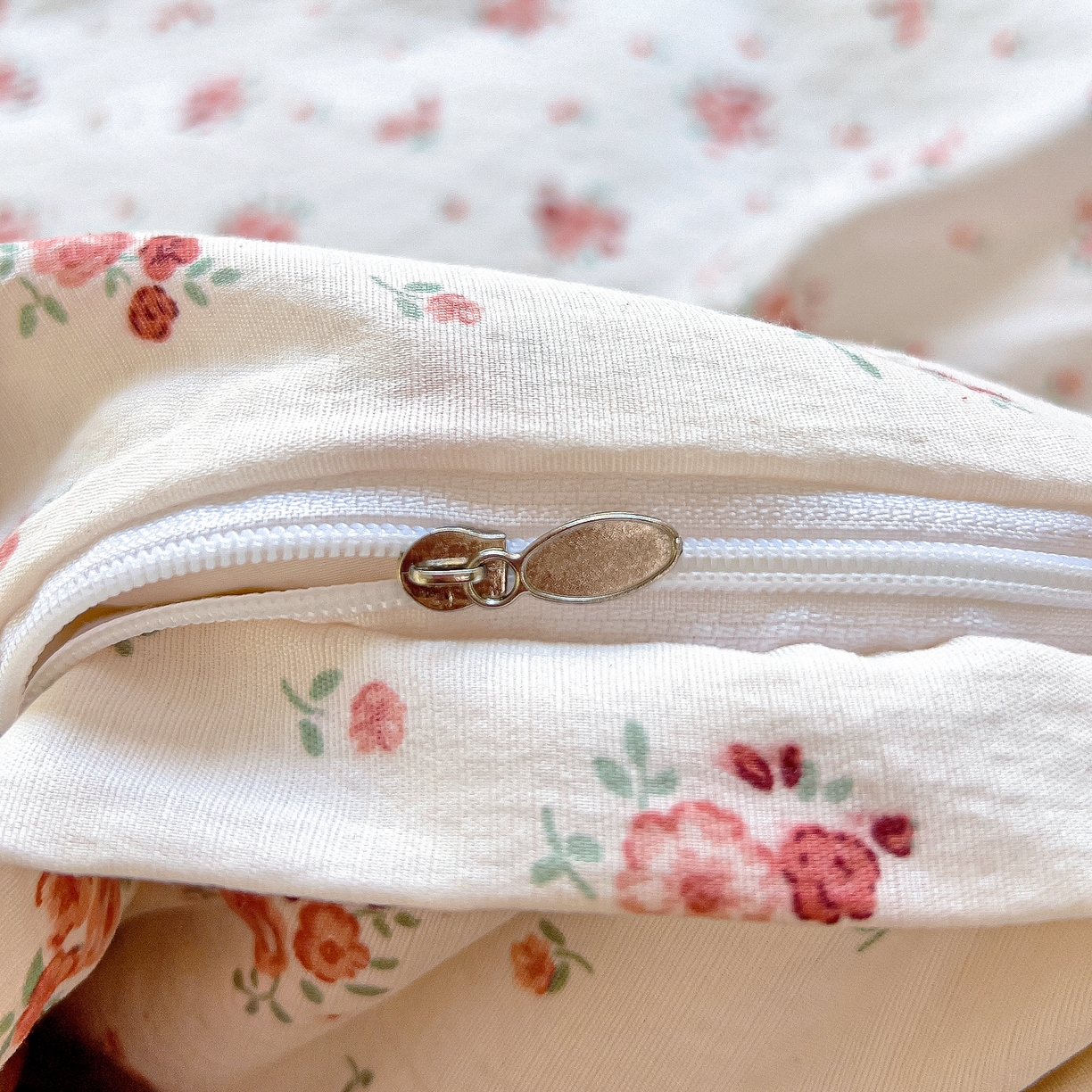 91家纺网 家纺一手货源 找家纺 找底底家纺 2026新款泡泡棉小清新双层纱床裙款四件套 春不晚