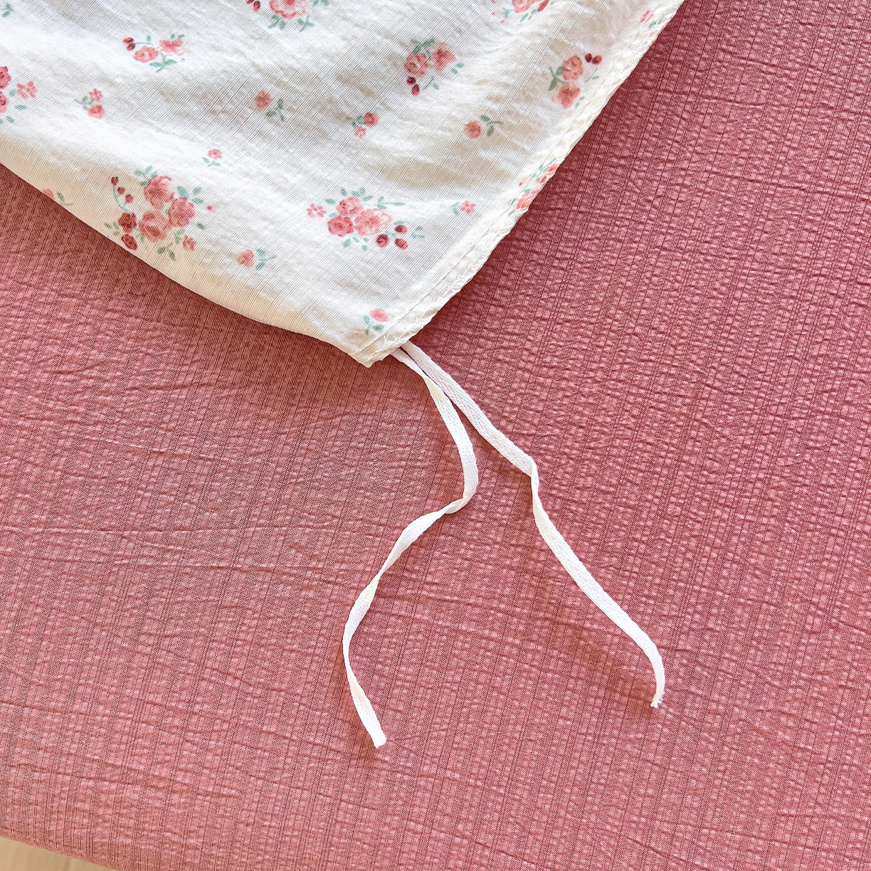 91家纺网 家纺一手货源 找家纺 找底底家纺 2026新款泡泡棉小清新双层纱床裙款四件套 春不晚