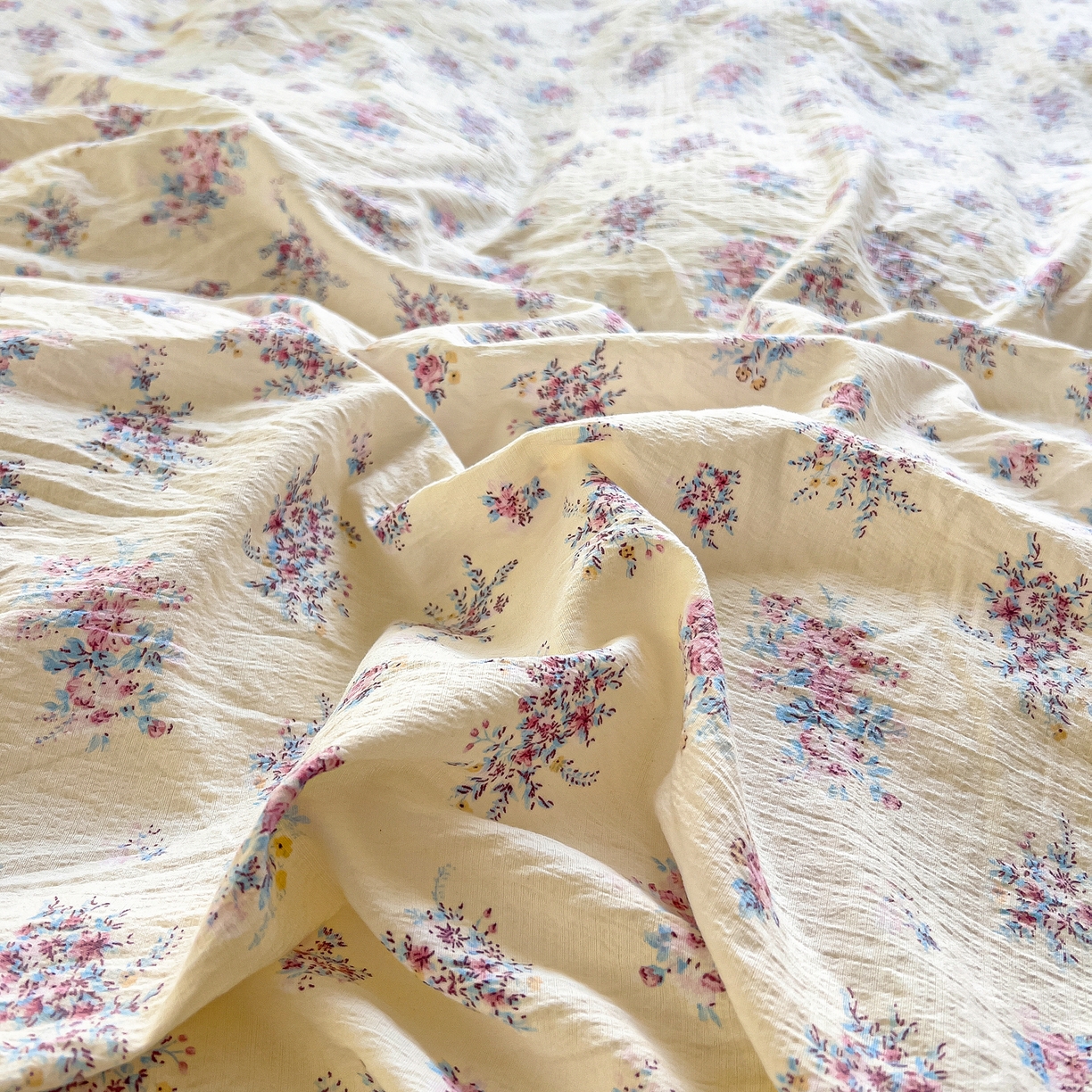 91家纺网 家纺一手货源 找家纺 找底底家纺 2026新款泡泡棉小清新双层纱床裙款四件套 红豆蔻