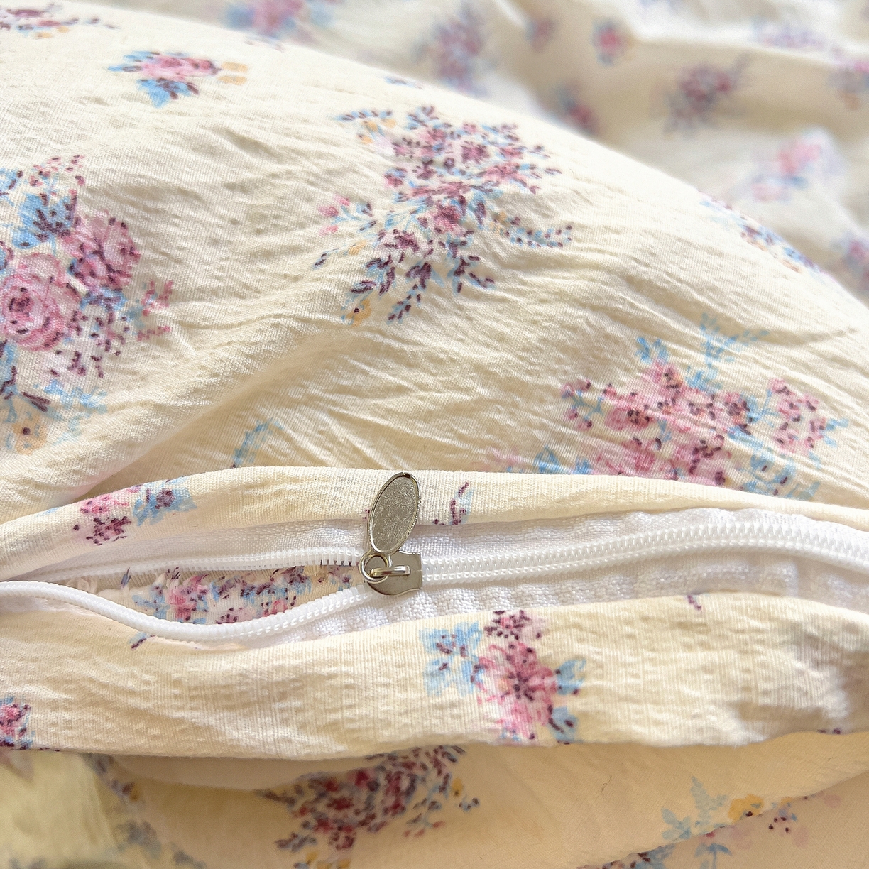 91家纺网 家纺一手货源 找家纺 找底底家纺 2026新款泡泡棉小清新双层纱床裙款四件套 红豆蔻