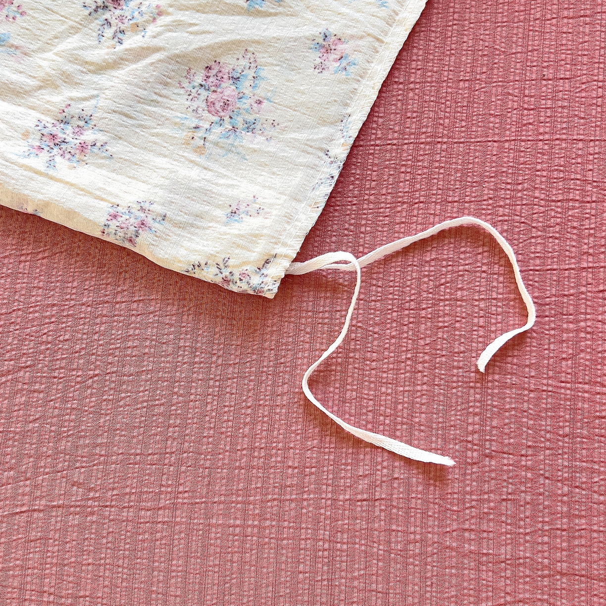 91家纺网 家纺一手货源 找家纺 找底底家纺 2026新款泡泡棉小清新双层纱床裙款四件套 红豆蔻