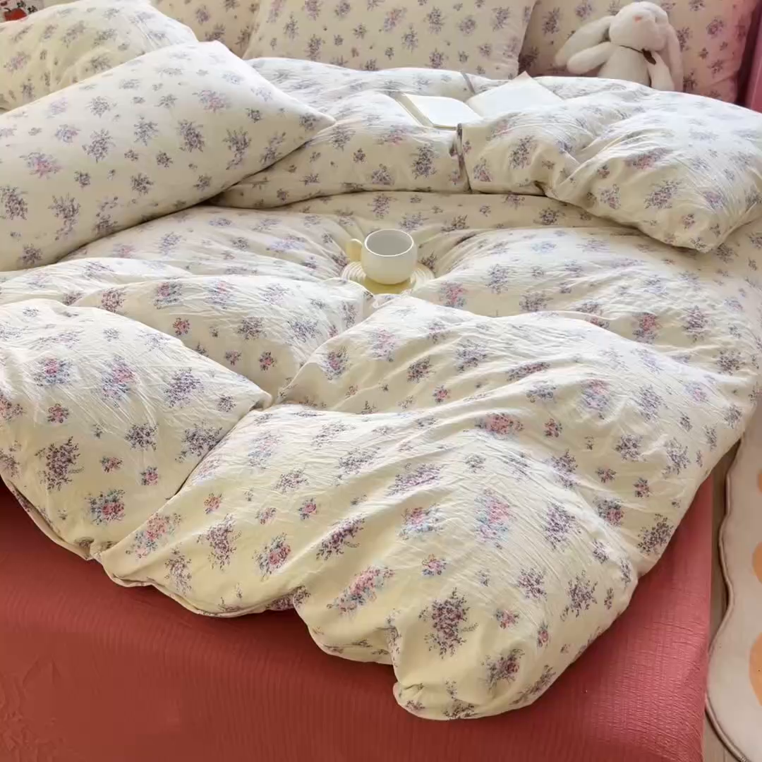 91家纺网 家纺一手货源 找家纺 找底底家纺 2026新款泡泡棉小清新双层纱床裙款四件套 红豆蔻