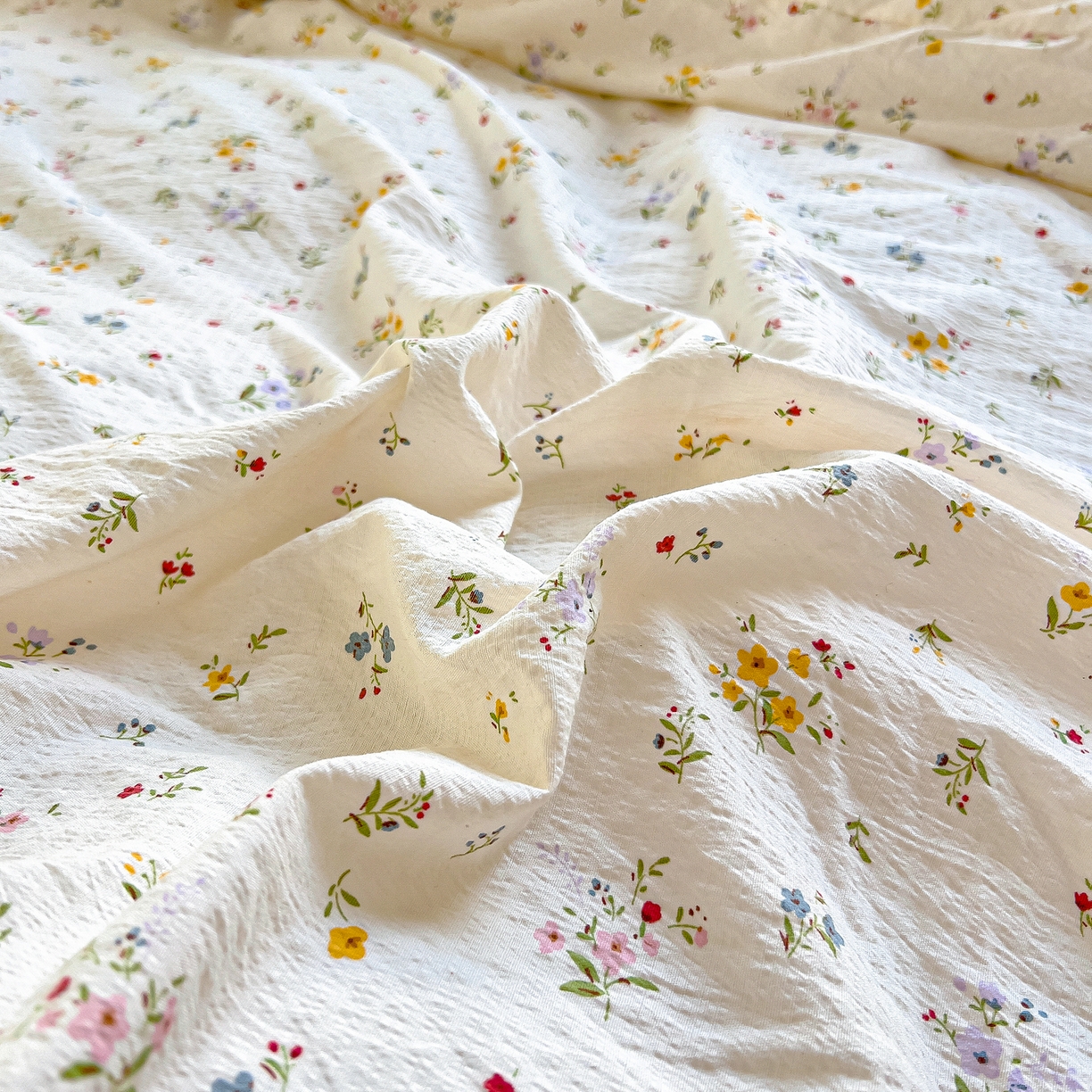 91家纺网 家纺一手货源 找家纺 找底底家纺 2026新款泡泡棉小清新双层纱床裙款四件套 花沐