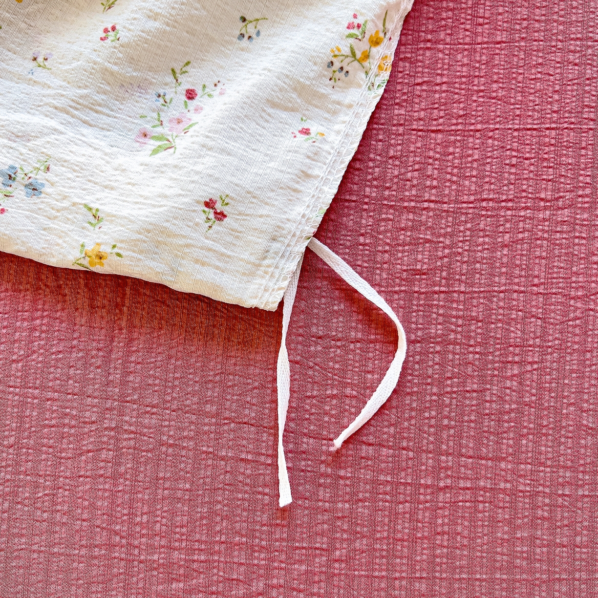 91家纺网 家纺一手货源 找家纺 找底底家纺 2026新款泡泡棉小清新双层纱床裙款四件套 花沐