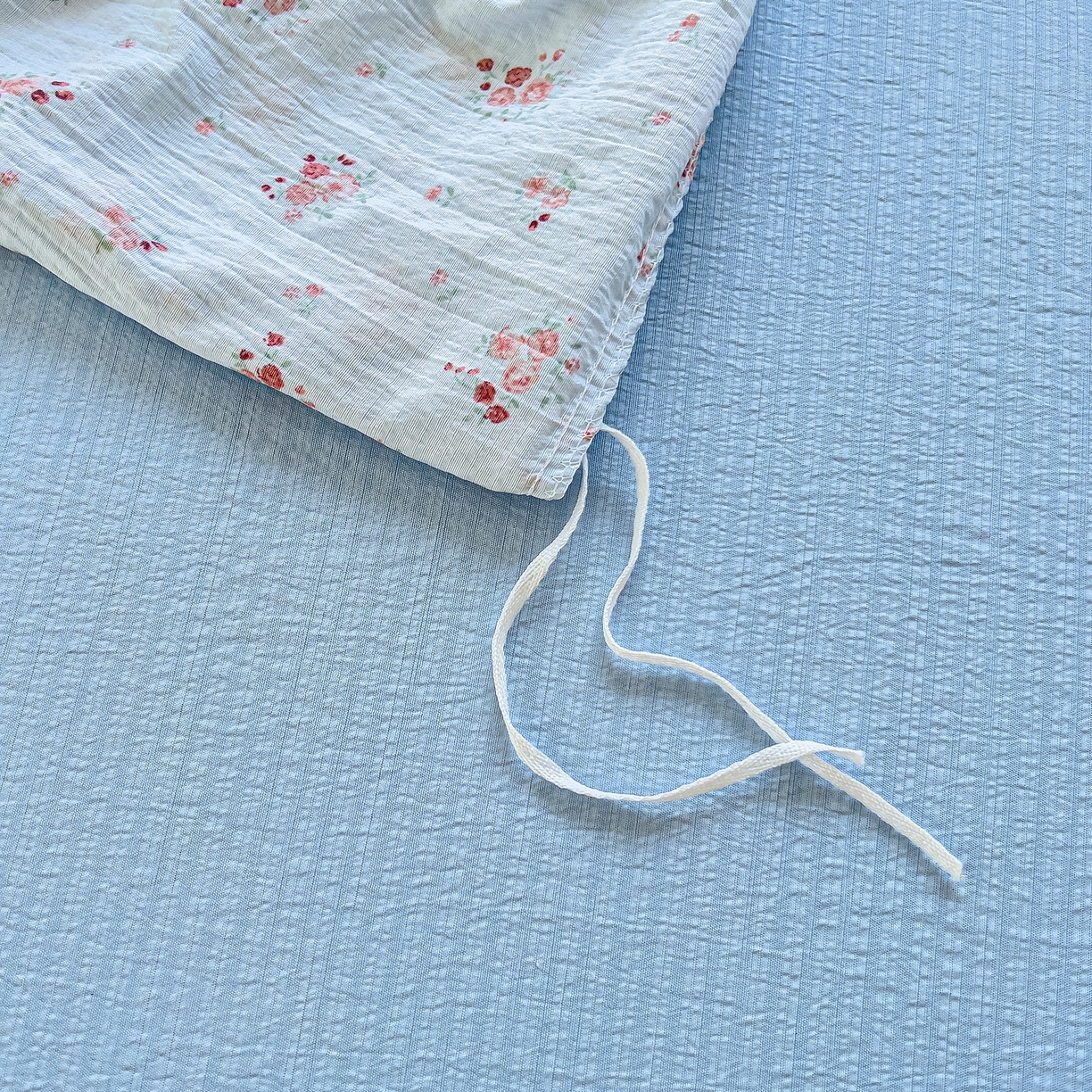 91家纺网 家纺一手货源 找家纺 找底底家纺 2026新款泡泡棉小清新双层纱床裙款四件套 兰蔻