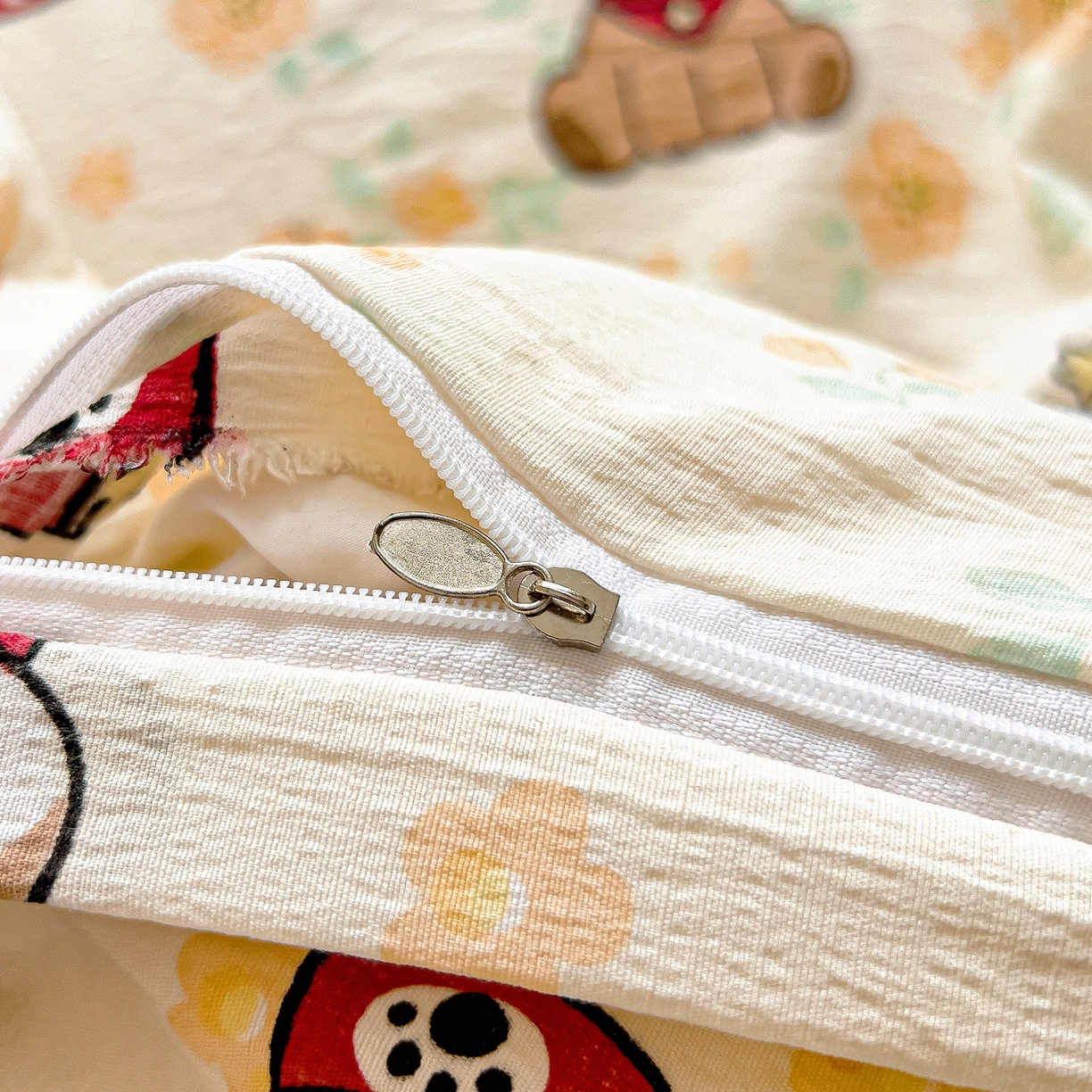 91家纺网 家纺一手货源 找家纺 找底底家纺 2026新款泡泡棉小清新双层纱床裙款四件套 萌宠拾光