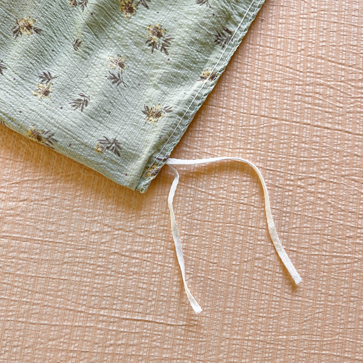 91家纺网 家纺一手货源 找家纺 找底底家纺 2026新款泡泡棉小清新双层纱床裙款四件套 青橘兔